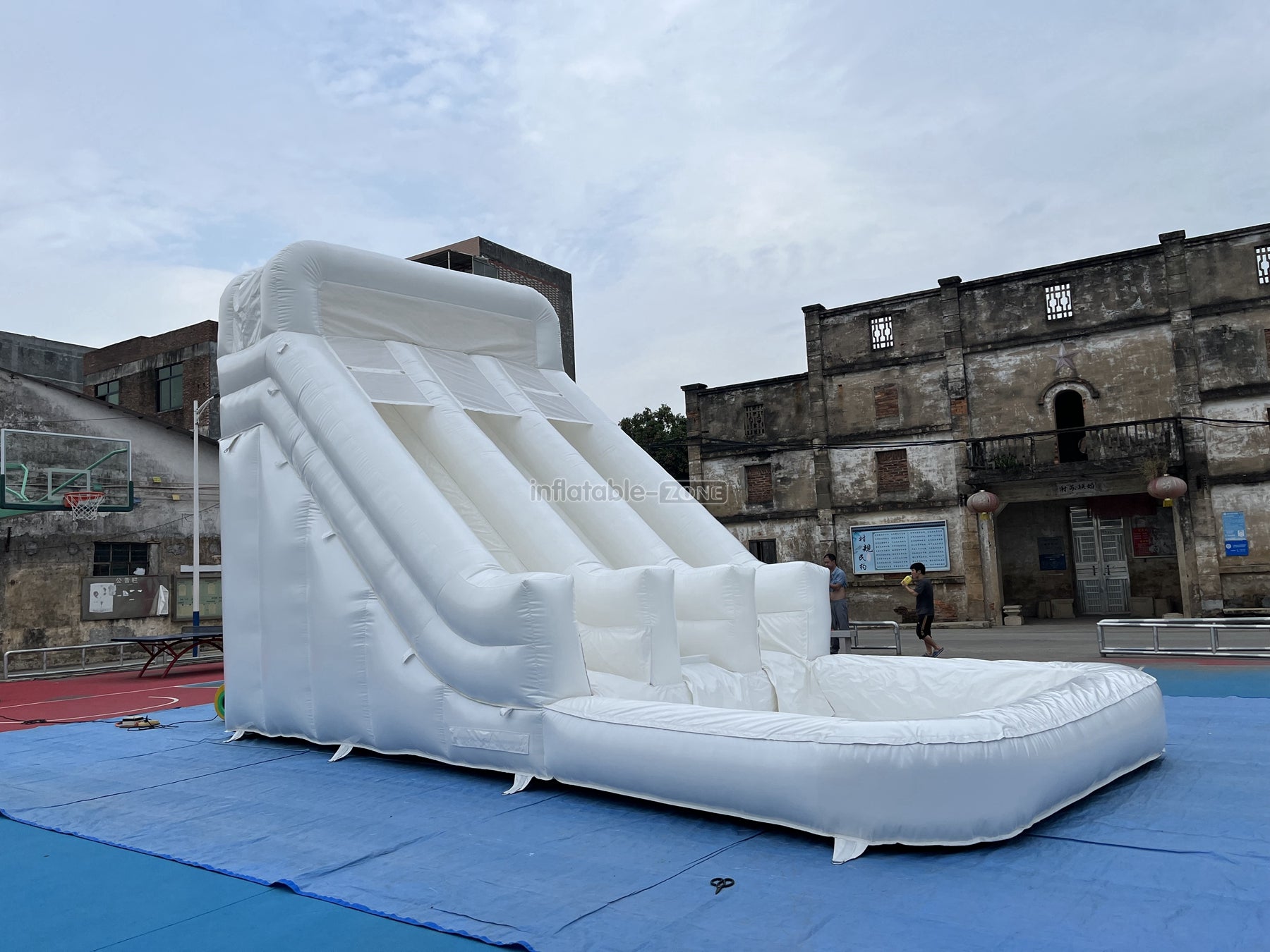 White Wild Inflatable Slide White Inflatable Water Slide White Water Bounce House Jumping