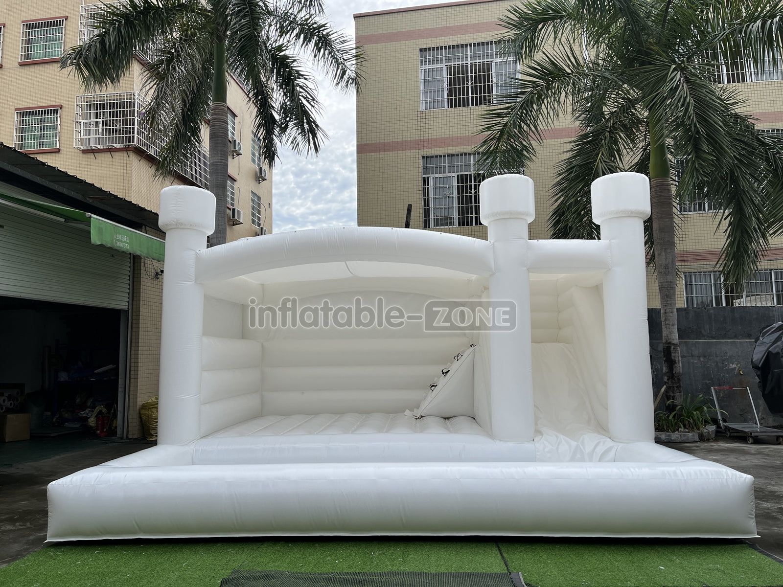 Inflatable White Bounce Castle With Slide Inflatable Water Balloon Pool Jumping House